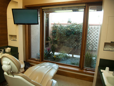 Brown & Nawrocki Restorative and Cosmetic Dentistry