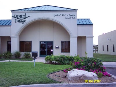 Julio C De La Fuente DDS PA / Dental Image