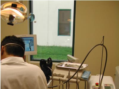 Julio C De La Fuente DDS PA / Dental Image